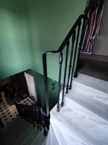 Ograzhdeniye marshevoy lestnitsy chugunnymi balyasinami s krutym perekhodom poruchnya (7).jpg