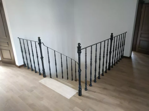 Ograzhdeniye lestnitsy i balyustrady chugunnymi balyasinami (4).jpg