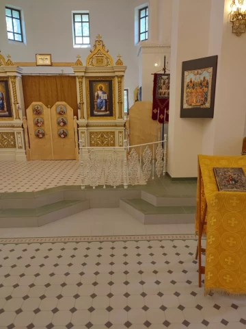 Balkonnoye ograzhdeniye belymi chugunnymi balyasinami v khrame (15).jpg