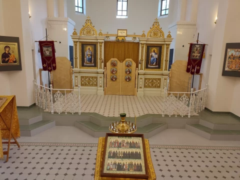 Balkonnoye ograzhdeniye belymi chugunnymi balyasinami v khrame (17).jpg