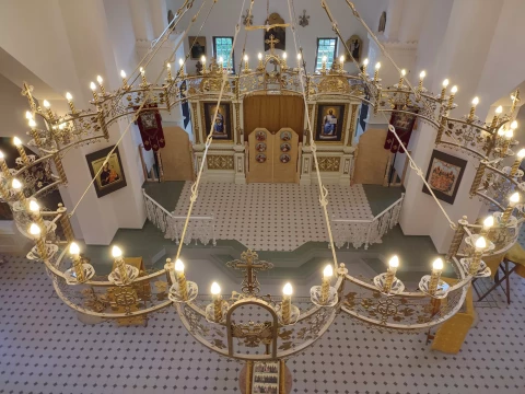 Balkonnoye ograzhdeniye belymi chugunnymi balyasinami v khrame (29).jpg