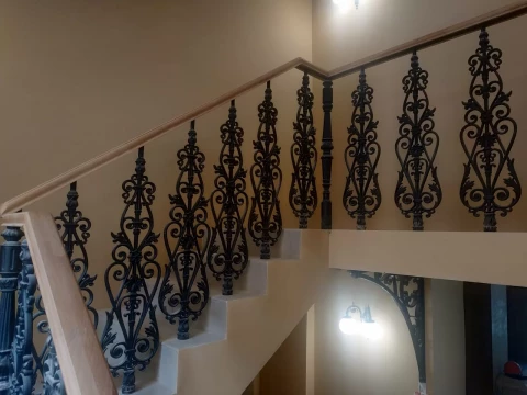 Ograzhdeniye marshevoy lestnitsy chugunnymi balyasinami v stile modern (5).jpg