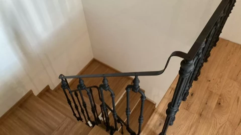 Ograzhdeniye marshevoy lestnitsy shirokimi chugunnymi balyasinami na kronshteynakh (4).jpeg