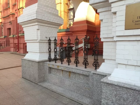 Ograzhdeniye chugunnymi balyasinami (18).jpg