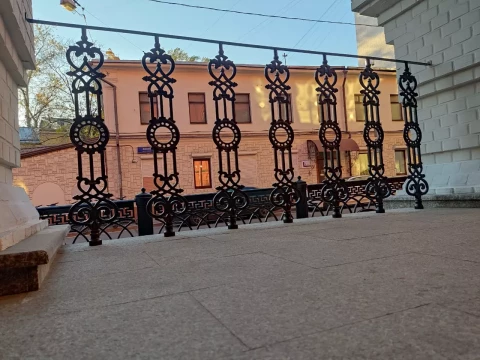 Ograzhdeniye chugunnymi balyasinami (14).jpg