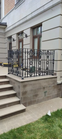 Chugunnoye ograzhdeniye terrasy balyasinami (2).jpg