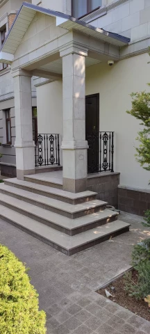 Chugunnoye ograzhdeniye balyasinami (4).jpg