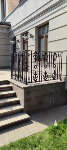 Chugunnoye ograzhdeniye terrasy balyasinami (3).jpg