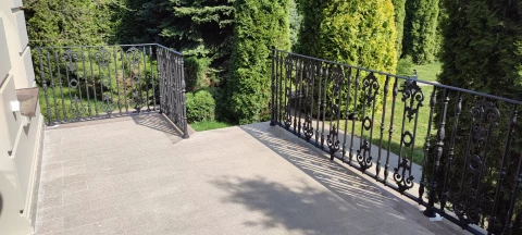 Chugunnoye ograzhdeniye terrasy balyasinami (9).jpg