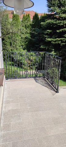 Chugunnoye ograzhdeniye terrasy balyasinami (8).jpg