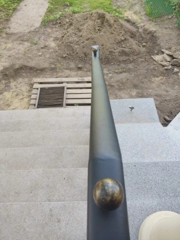 Ograzhdeniye kryltsa i terrasy chugunnymi balyasinami (21).jpg