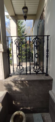 Chugunnoye ograzhdeniye balyasinami (3).jpg