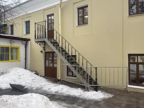 chugunnoye ograzhdeniye lestnitsy na metallokarkase sad im. Baumana (1).jpg