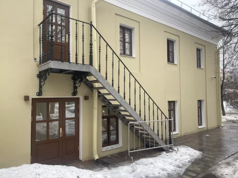 chugunnoye ograzhdeniye lestnitsy na metallokarkase sad im. Baumana (13).jpg