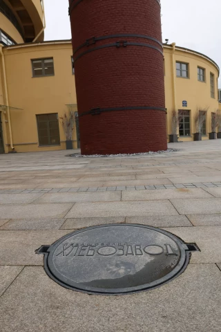 Chugunnyy lyuk Khlebzavod SPB (3).JPG