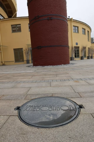 Chugunnyy lyuk Khlebzavod SPB (2).JPG