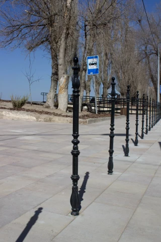 ograzhdeniye iz chugunnykh stolbov Astrakhan (5).jpg