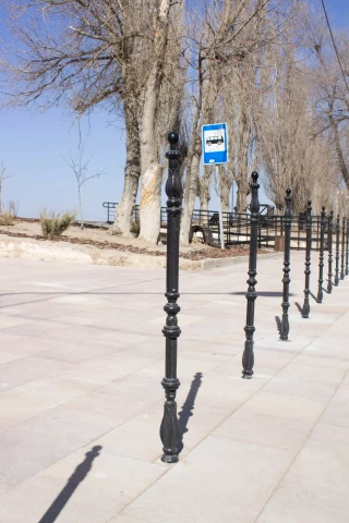ograzhdeniye iz chugunnykh stolbov Astrakhan (4).jpg