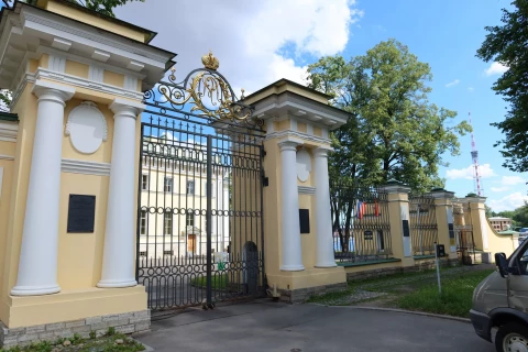 chugunnaya tablichka Kamennoostrovskiy park SPB (6).JPG