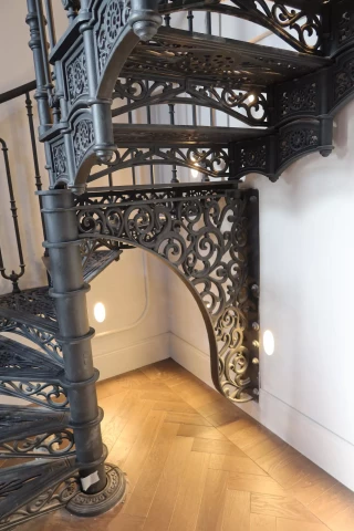 Chugunnaya lestnitsa s pryam i vintovym uchastkami s opornym kronshteynom. Napolnennaya (25).JPG