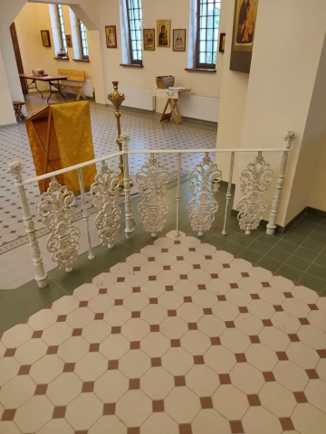 Balkonnoye ograzhdeniye belymi chugunnymi balyasinami v khrame (19).jpg