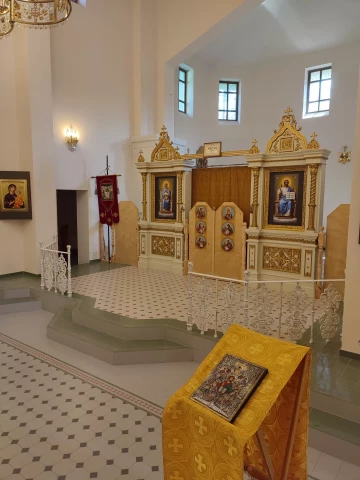 Balkonnoye ograzhdeniye belymi chugunnymi balyasinami v khrame (25).jpg
