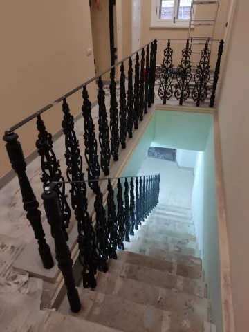 Ograzhdeniye marshevoy lestnitsy chugunnymi balyasinami v stile modern (15).jpg