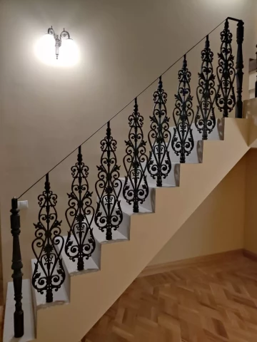 Ograzhdeniye marshevoy lestnitsy chugunnymi balyasinami v stile modern (11).jpg