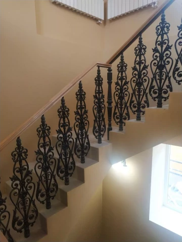 Ograzhdeniye marshevoy lestnitsy chugunnymi balyasinami v stile modern (2).jpg