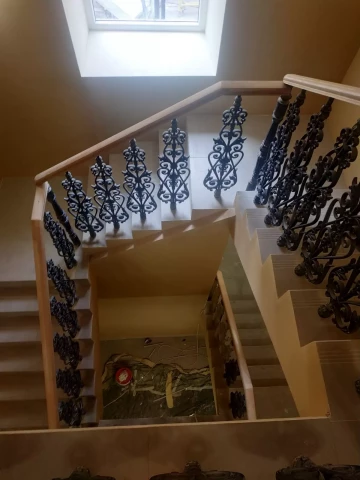 Ograzhdeniye marshevoy lestnitsy chugunnymi balyasinami v stile modern (3).jpg