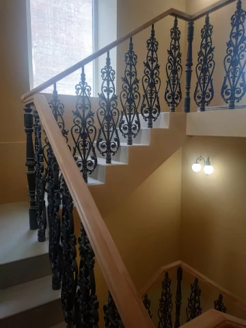 Ograzhdeniye marshevoy lestnitsy chugunnymi balyasinami v stile modern (4).jpg