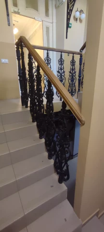 Ograzhdeniye marshevoy lestnitsy chugunnymi balyasinami v stile modern (19).jpg