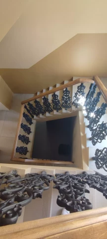 Ograzhdeniye marshevoy lestnitsy chugunnymi balyasinami v stile modern (25).jpg
