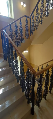 Ograzhdeniye marshevoy lestnitsy chugunnymi balyasinami v stile modern (27).jpg