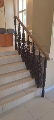 Ograzhdeniye marshevoy lestnitsy chugunnymi balyasinami v stile modern (16).jpg