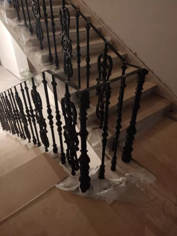 Ograzhdeniye marshevoy lestnitsy chugunnymi balyasinami. cheredovaniye tonkoy i shirokoy (2).jpg