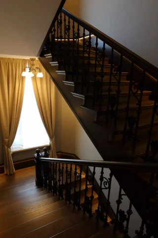 Ograzhdeniye marshevoy lestnitsy chugunnymi shirokimi chugunnymi balyasinami (25).JPG