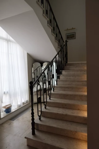 Ograzhdeniye marshevoy lestnitsy chugunnymi balyasinami i italianskim poruchnem (13).JPG