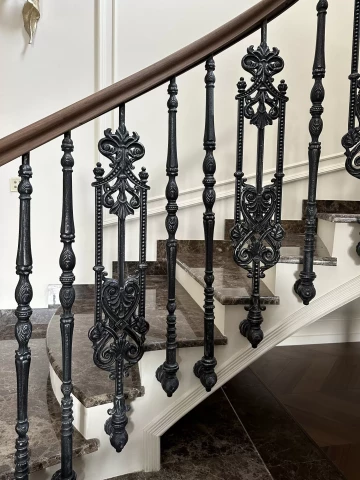Ograzhdeniye marshevoy lestnitsy i balyustrady chugunnymi balyasinami na kronshteynakh (1).jpeg