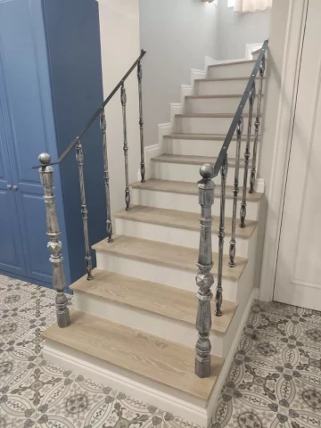Chugunnoye ograzhdeniye balyasinami i stolbami (2).jpg