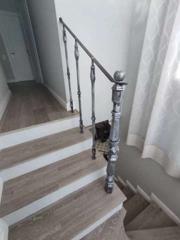 Chugunnoye ograzhdeniye balyasinami i stolbami (6).jpg