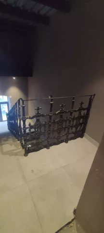 Chugunnoye ograzhdeniye marshevoy lestnitsy balyasinami ind. dizayna (12).jpeg