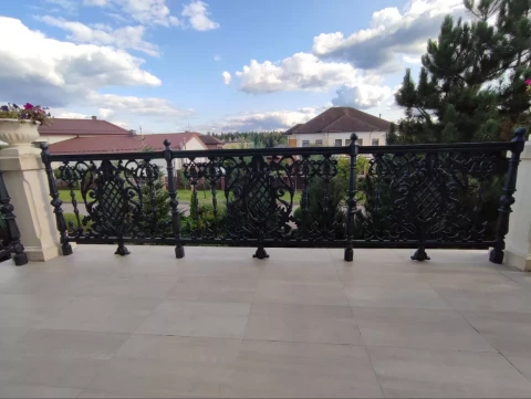 Ograzhdeniye terrasy chugunnymi sektsiyami (10).JPG