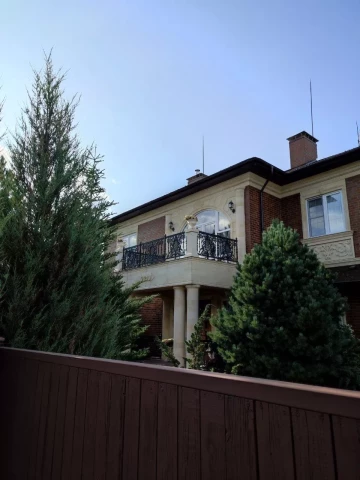 Balkonnoye ograzhdeniye chugunnymi sektsiyami (7).JPG