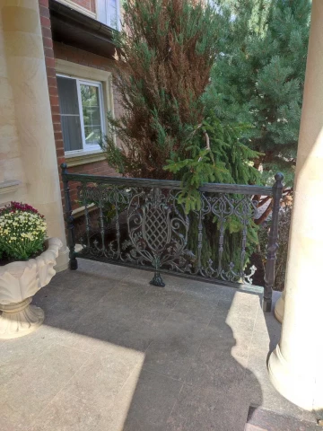 Ograzhdeniye terrasy chugunnymi sektsiyami (3).JPG