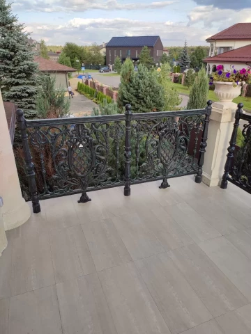 Ograzhdeniye terrasy chugunnymi sektsiyami (15).JPG
