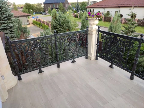 Ograzhdeniye terrasy chugunnymi sektsiyami (11).JPG