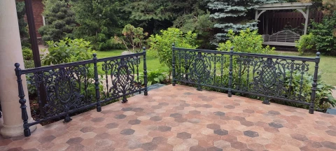 Ograzhdeniye terrasy chugunnymi sektsiyami (26).jpg
