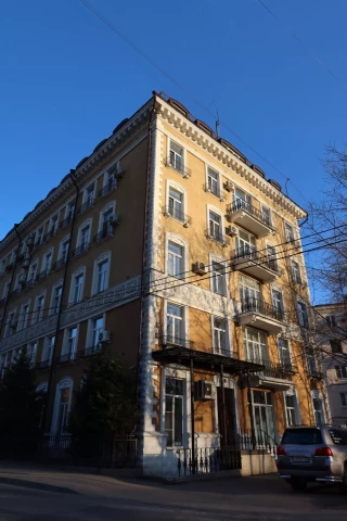 Balkonnoye ograzhdeniye chugunnymi balyasinami (10).JPG