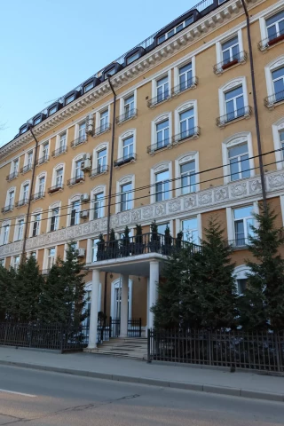 Balkonnoye ograzhdeniye chugunnymi balyasinami (19).JPG